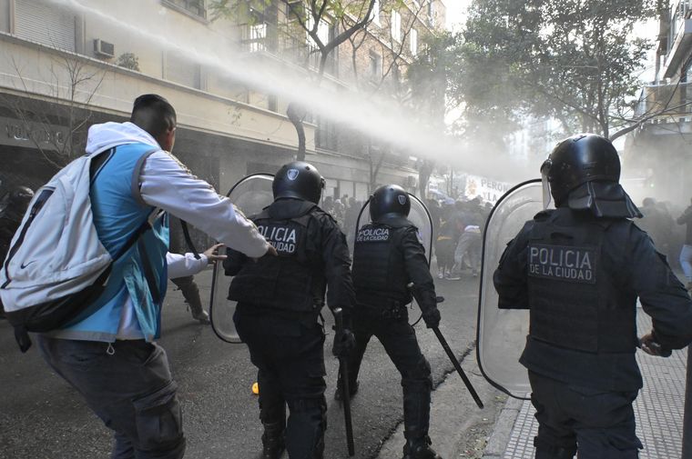 FOTO: Enfrentamiento entre la Policía y manifestantes en Recoleta.