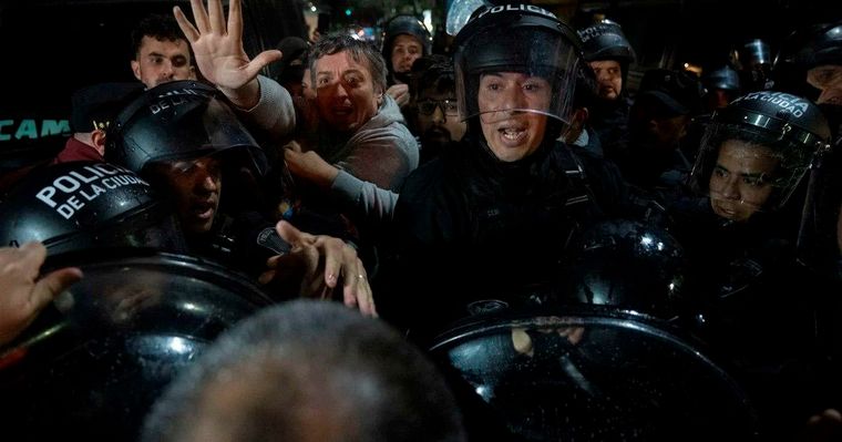 FOTO: Máximo Kirchner forcejeó con la Policía de CABA en la marcha del sábado. 