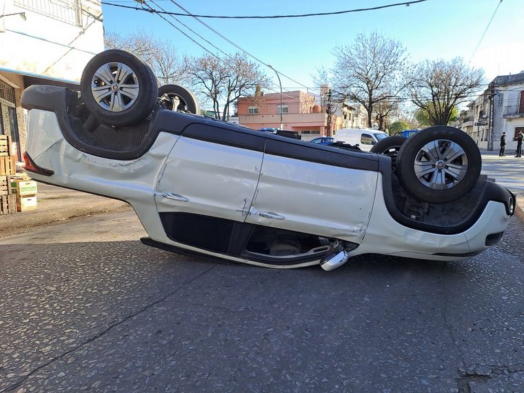 La Toro quedó dada vuelta en el medio de la calle tras el choque con el utilitario.
