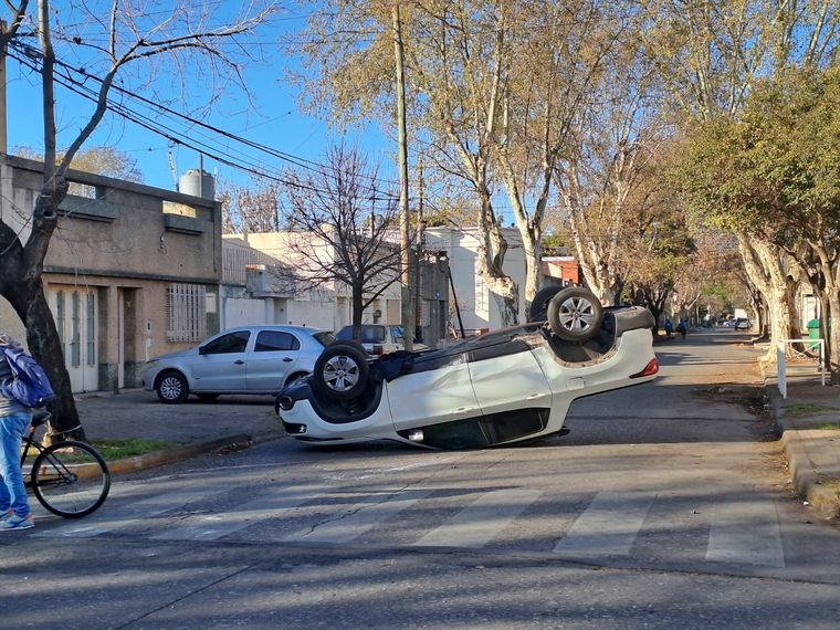 FOTO: La Toro quedó dada vuelta en el medio de la calle tras el choque con el utilitario.