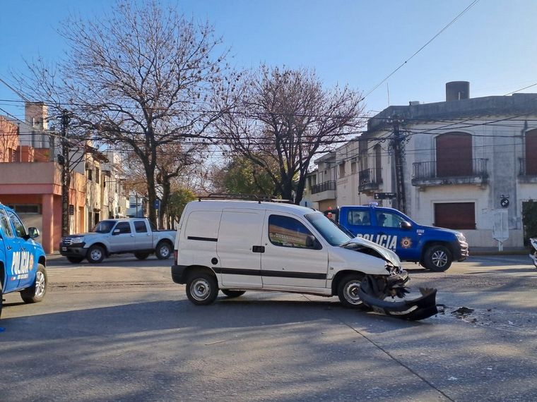 La Toro quedó dada vuelta en el medio de la calle tras el choque con el utilitario.