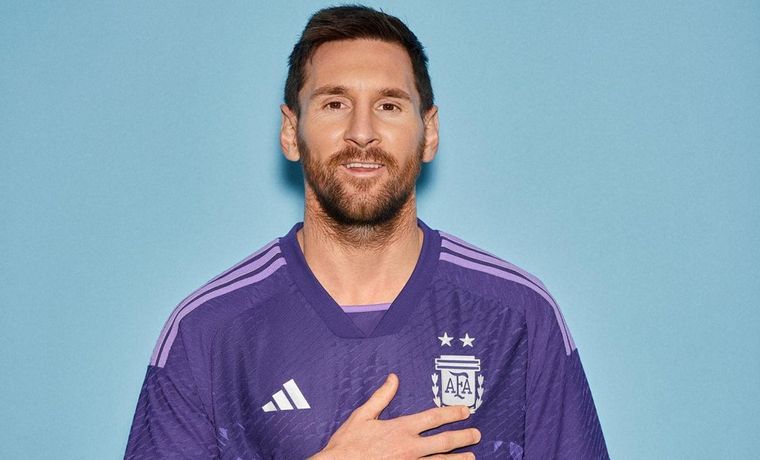 FOTO: Lionel Messi lució la camiseta suplente de Argentina para el Mundial Qatar 2022.