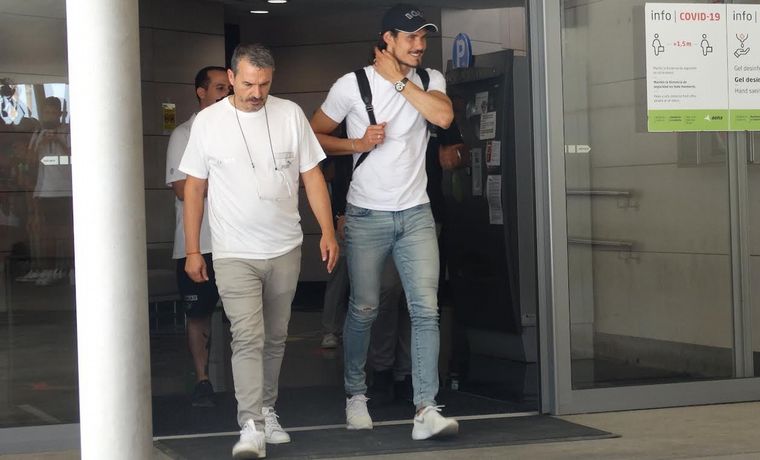 Edinson Cavani arribó a España para sumarse al Valencia.