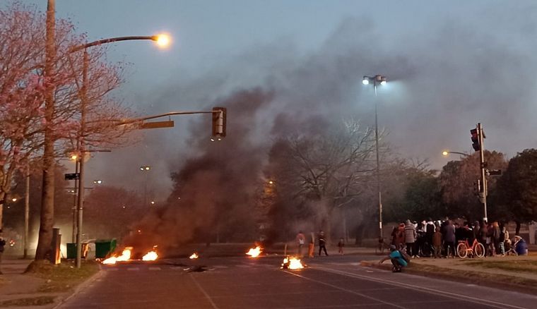 Liberaron a presunto abusador: tensión frente a subcomisaría en zona norte.