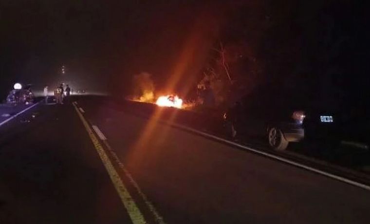 FOTO:  Uno de los vehículos se incendió (Foto: Clarín)