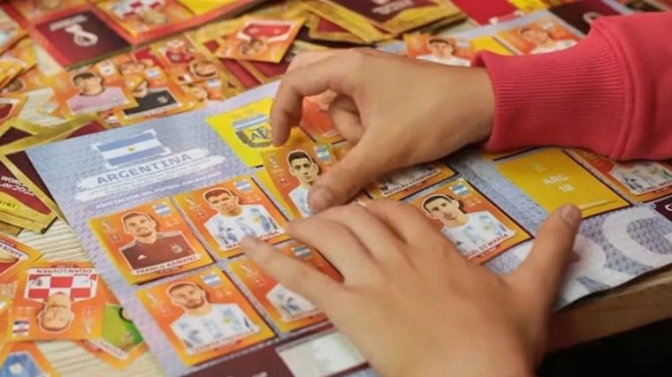 Este miércoles los kioscos de Rosario reciben figuritas y álbumes del Mundial.