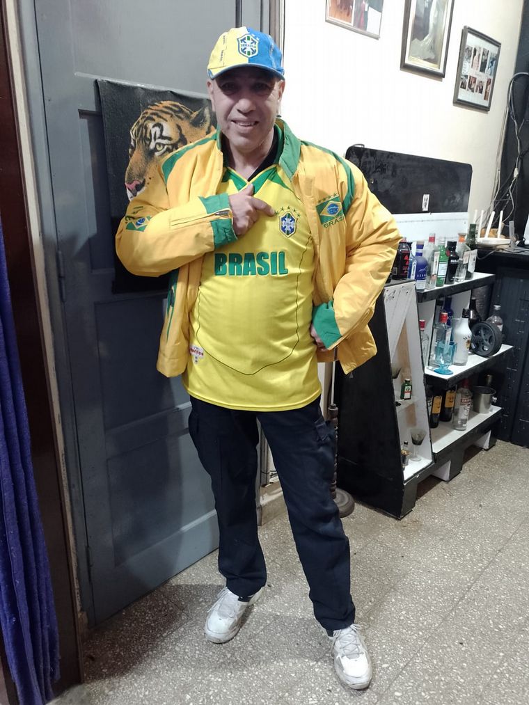 Un hincha de Colón le pidió casamiento a su pareja de Unión desde la tribuna.