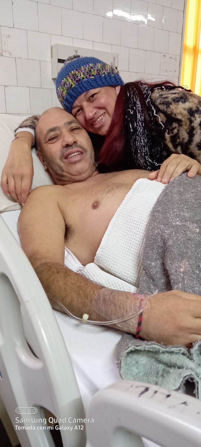 Un hincha de Colón le pidió casamiento a su pareja de Unión desde la tribuna.