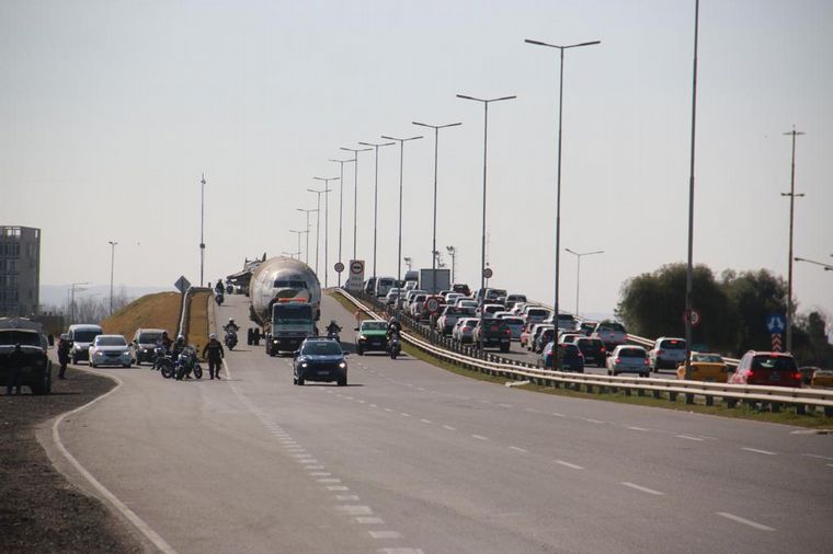 Demoras en el tránsito por el traslado del fuselaje de un alción