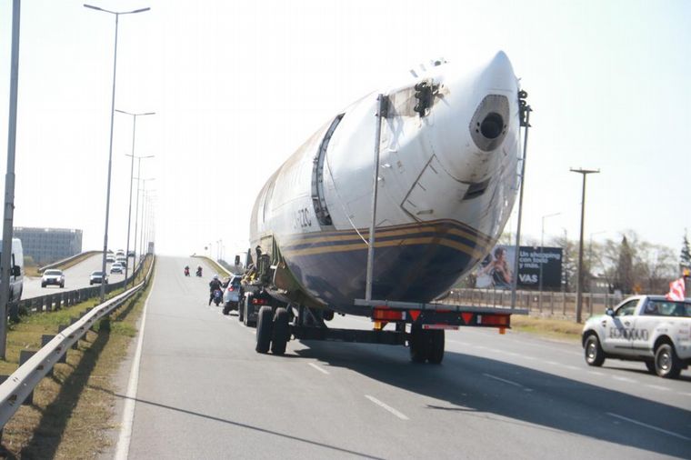 El avión de la empresa Southern Winds siendo transportado.