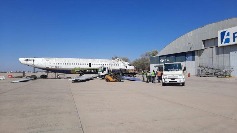 FOTO: El avión de la empresa Southern Winds siendo transportado.