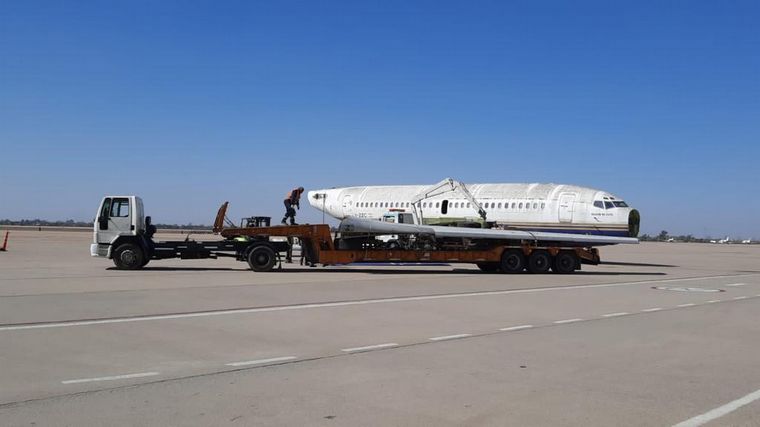 FOTO: El avión de la empresa Southern Winds siendo transportado.
