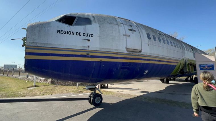 El avión de la empresa Southern Winds siendo transportado.