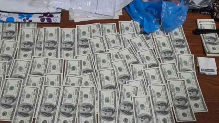 FOTO: Una mujer encontró un bolso con 16 mil dólares y los devolvió.