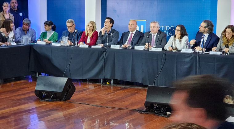 Alberto Fernández analizó la situación de Cristina Kirchner en un mitin partidario. 