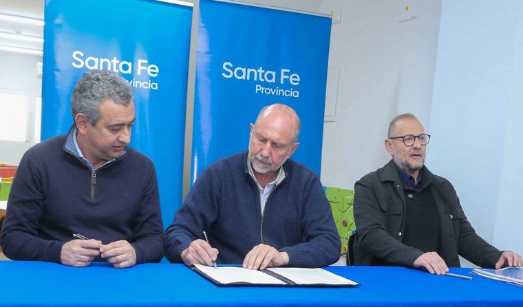 Perotti y Javkin firmaron convenio por obras en barrio Ludueña de Rosario. 