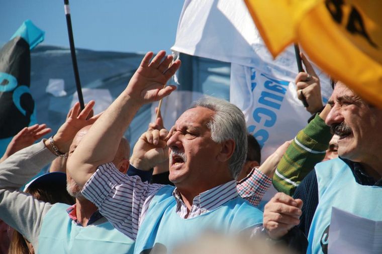 Un grupo de manifestantes le pidió a Juan Monserrat 