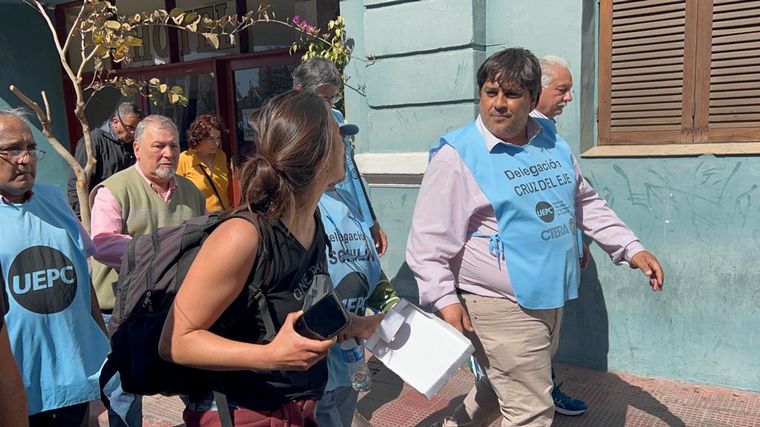 Un grupo de manifestantes le pidió a Juan Monserrat 