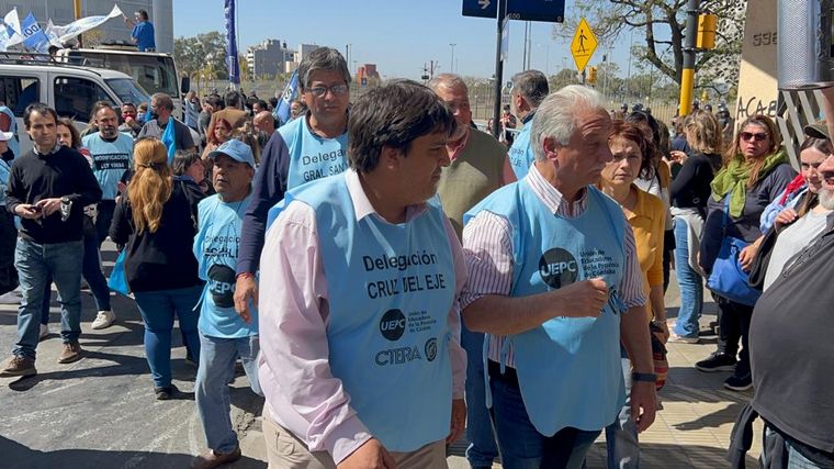 Un grupo de manifestantes le pidió a Juan Monserrat 