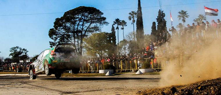 El auto de rally, un salto y la pasión del público al costado de la ruta.