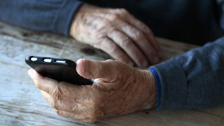 FOTO: Los adultos mayores y la vulnerabilidad ante la tecnología