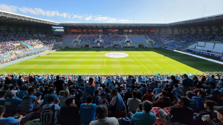 FOTO: Los hinchas de Belgrano asistieron en masa al estadio puntano.