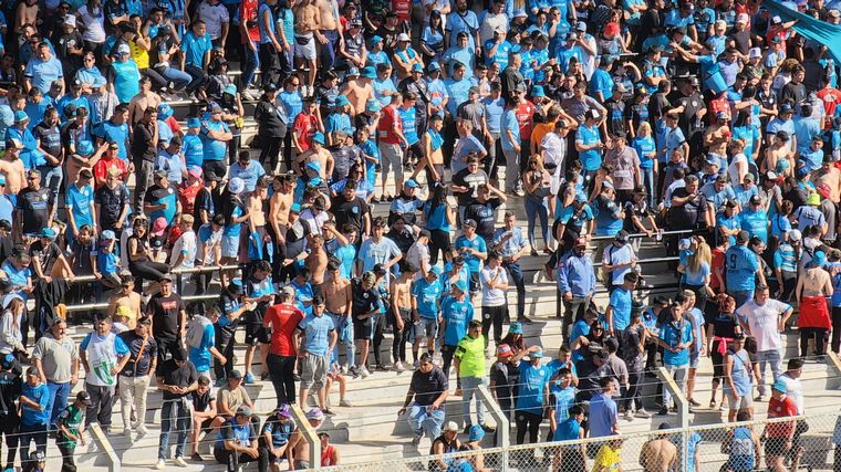 Los hinchas de Belgrano asistieron en masa al estadio puntano.
