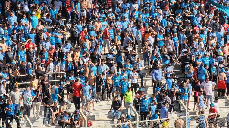 FOTO: Los hinchas de Belgrano asistieron en masa al estadio puntano.