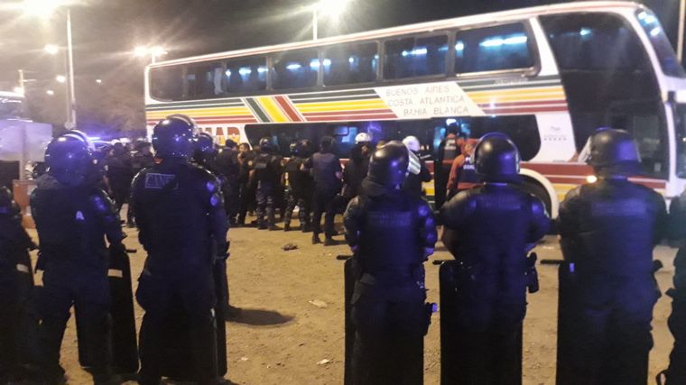 FOTO: 14 barras de Banfield detenidos por incidentes: hay policías heridos