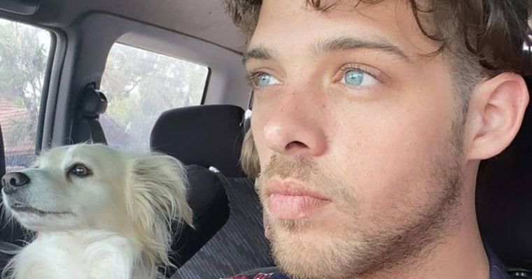 Santi Maratea con una de las mascotas que , ahora, lucirá collar de Gucci.