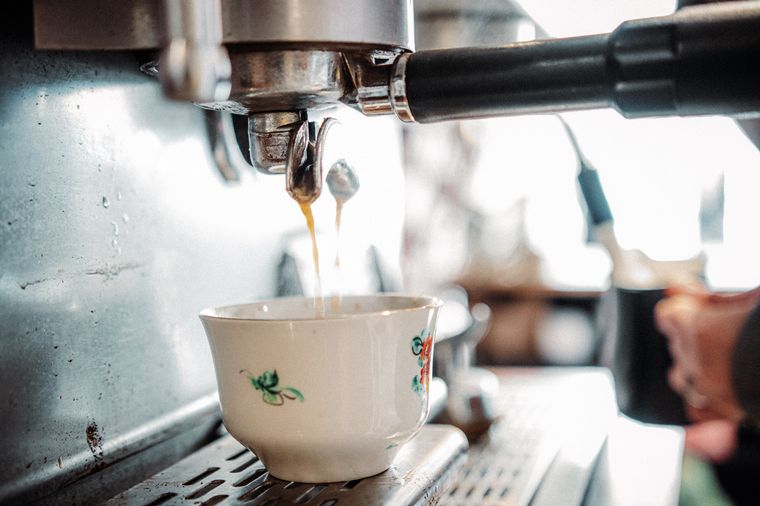 Se sirve café de especialidad.