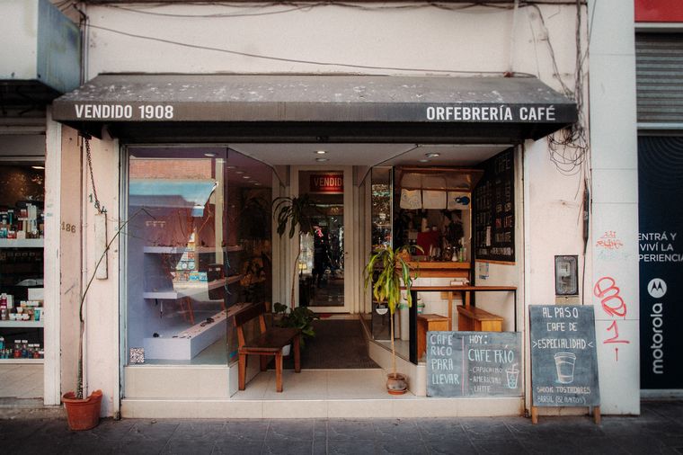 Se encuentra en Deán Funes 184, en la peatonal. de Córdoba.