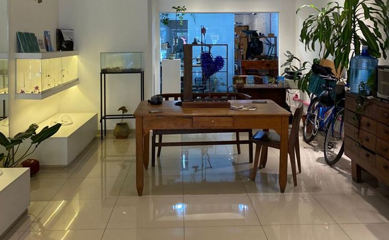 El espacio es amplio, descontracturado y relajado.