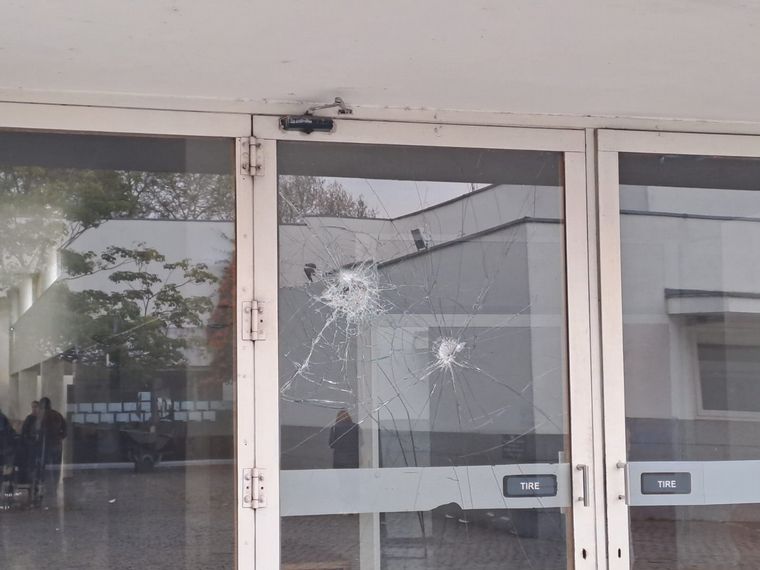 FOTO: El Distrito Sur de Rosario fue atacado a piedrazos durante la madrugada. 