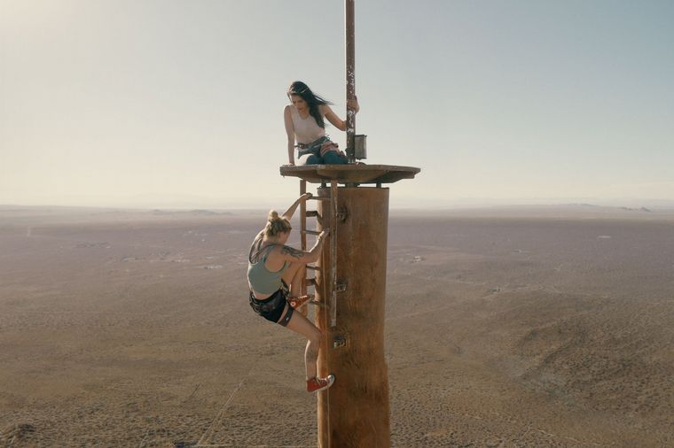 FOTO: Dos amigas que quedan atrapadas en una torre altísima, una de las opciones.