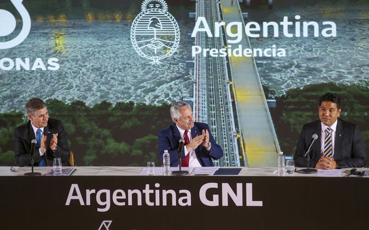 El Presidente, junto al titular de YPF, Pablo González (izq.), y el CEO de Petronas. 