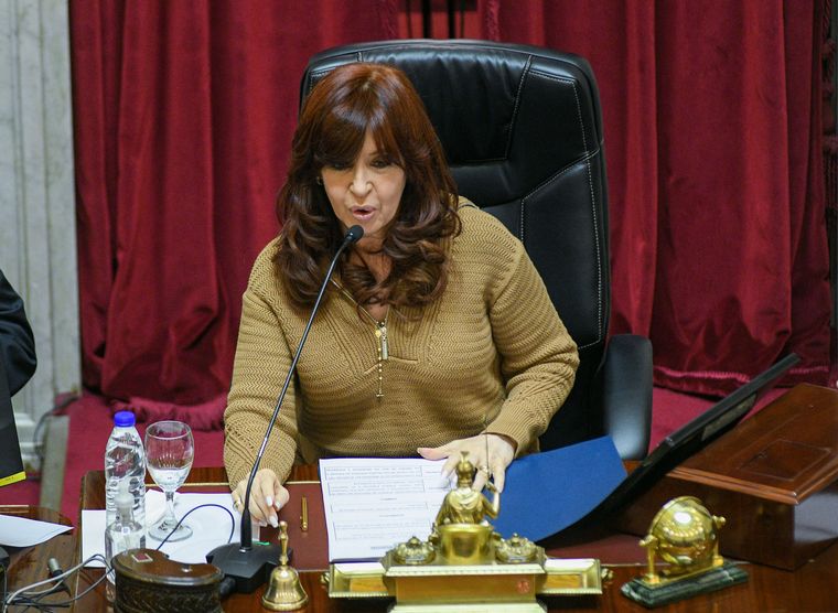 Fuertes cruces en el Senado tras el operativo policial en la casa de Cristina.