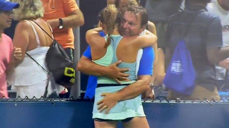El padre de Sara Bejlek toca la cola de su hija tras el partido.  