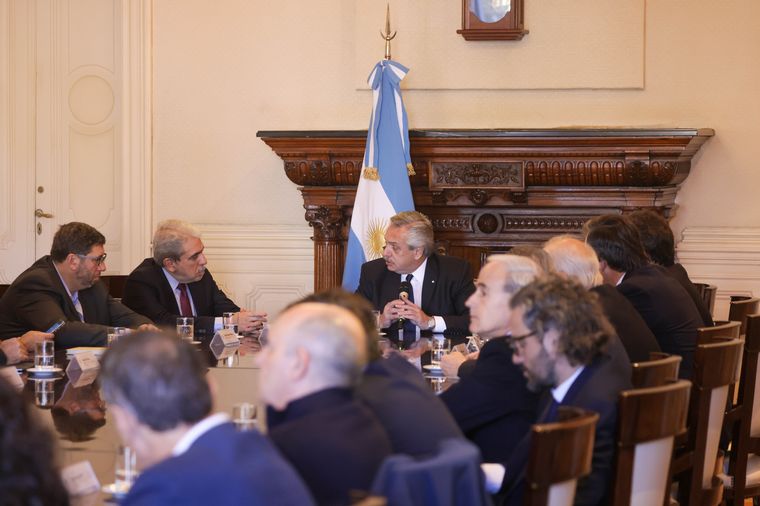 Alberto Fernández encabeza la reunión de gabinete.