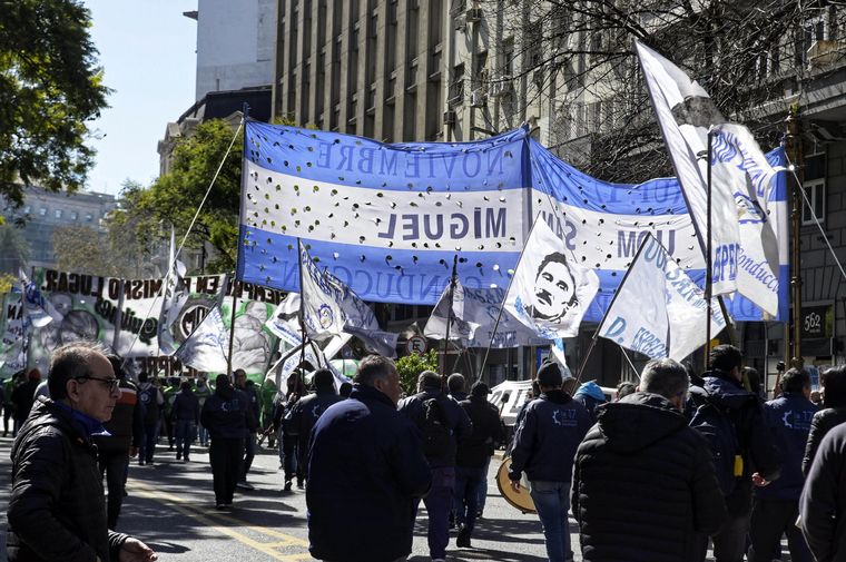 Organizaciones sociales se reúnen desde el mediodía en apoyo a Cristina Fernández.