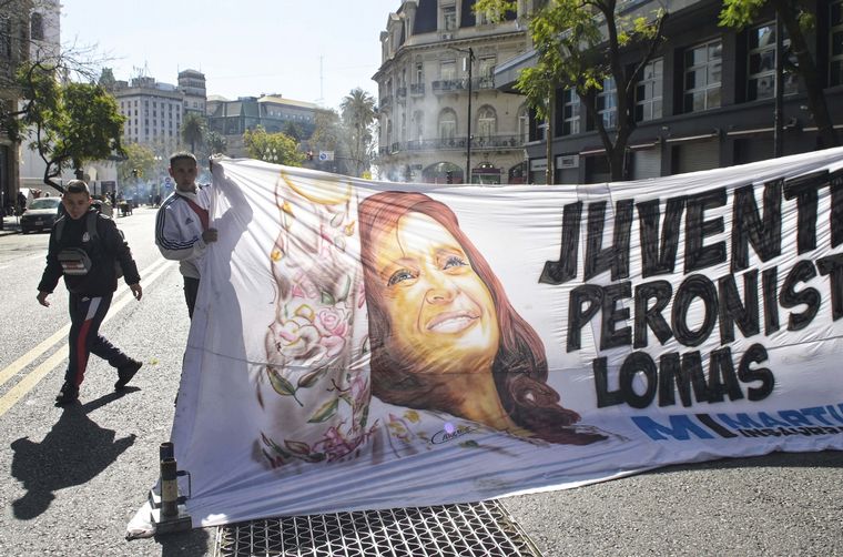 Organizaciones sociales se reúnen desde el mediodía en apoyo a Cristina Fernández.