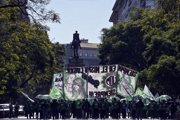 FOTO: Organizaciones sociales se reúnen desde el mediodía en apoyo a Cristina Fernández.