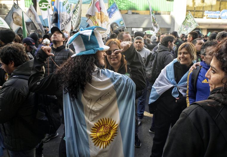 Organizaciones sociales se reúnen desde el mediodía en apoyo a Cristina Fernández.