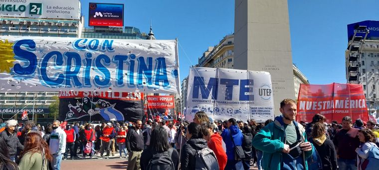 Organizaciones sociales se reúnen desde el mediodía en apoyo a Cristina Fernández.
