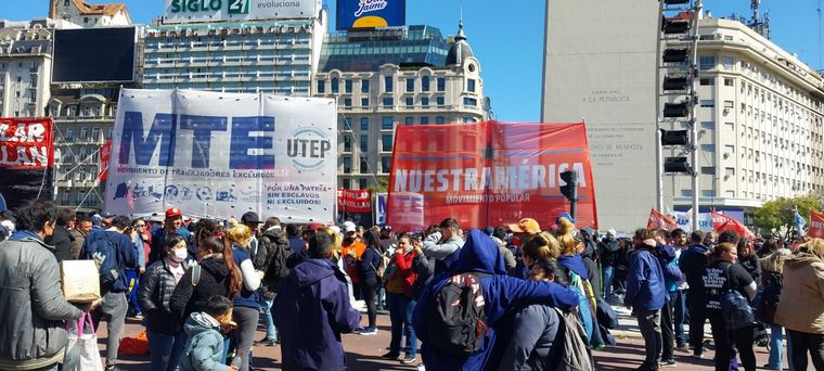 Organizaciones sociales se reúnen desde el mediodía en apoyo a Cristina Fernández.