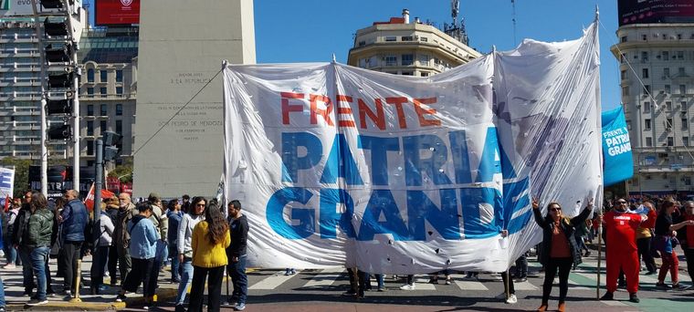 Organizaciones sociales se reúnen desde el mediodía en apoyo a Cristina Fernández.
