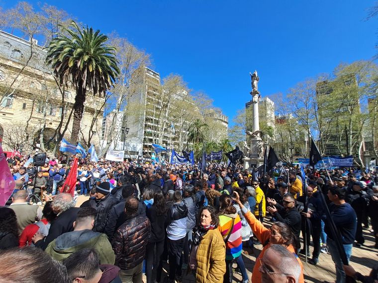 Manifestantes respaldaron a Cristina Kirchner en la plaza 25 de Mayo.