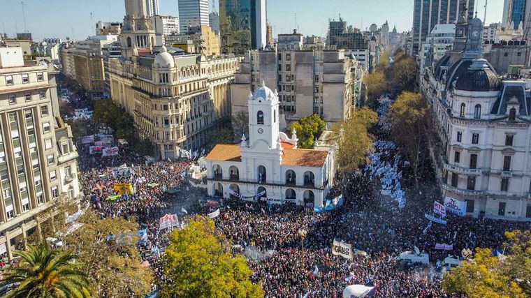 FOTO: Masiva movilización en repudio al ataque contra Cristina Kirchner