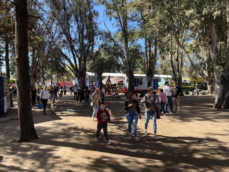 Un viernes de mucho sol, día agradable y con la calidez del público en Huinca