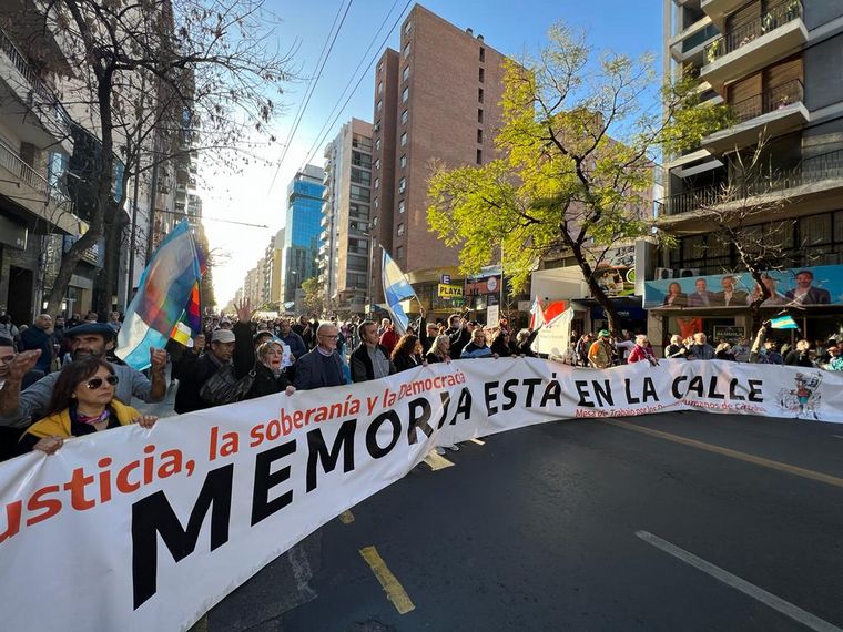 FOTO: Marchan en Córdoba para repudiar el ataque a Cristina Kirchner